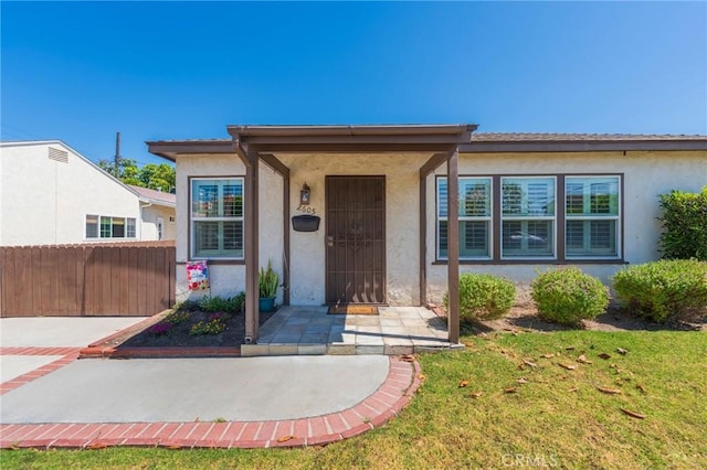 2605 Robinson St, Redondo Beach, CA 90278 - view of front of home featuring stucco siding