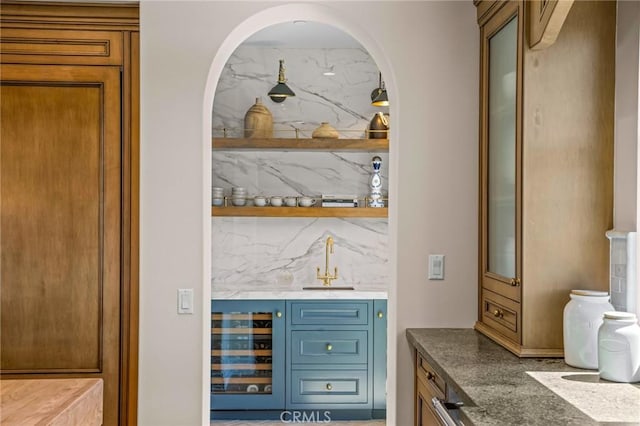 3 Stockmen Rd, Ladera Ranch, CA 92694 - indoor wet bar featuring wine cooler and tasteful backsplash