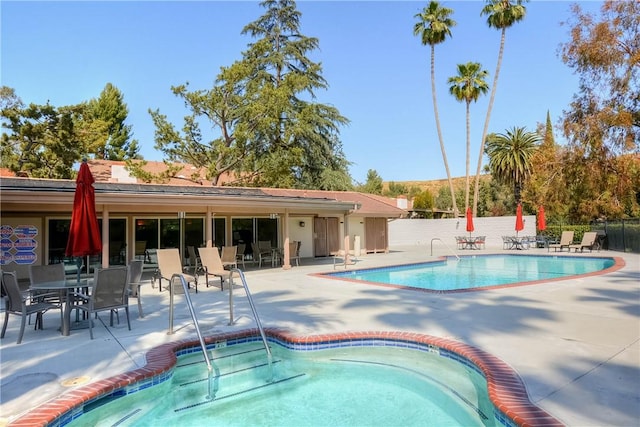 662 Via Zapata, Riverside, CA 92507 - community pool with a patio and outdoor dining space
