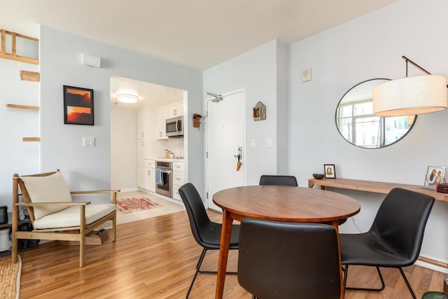 425 W Beech St Unit 613, San Diego, CA 92101 - dining area with light wood-type flooring and baseboards