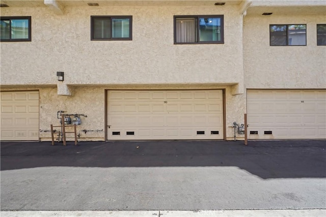 18230 Oxnard St Unit 110, Tarzana, CA 91356 - view of garage