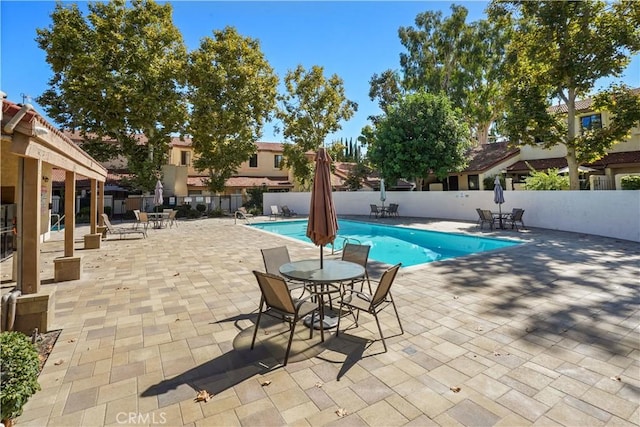 18230 Oxnard St Unit 110, Tarzana, CA 91356 - community pool with a patio