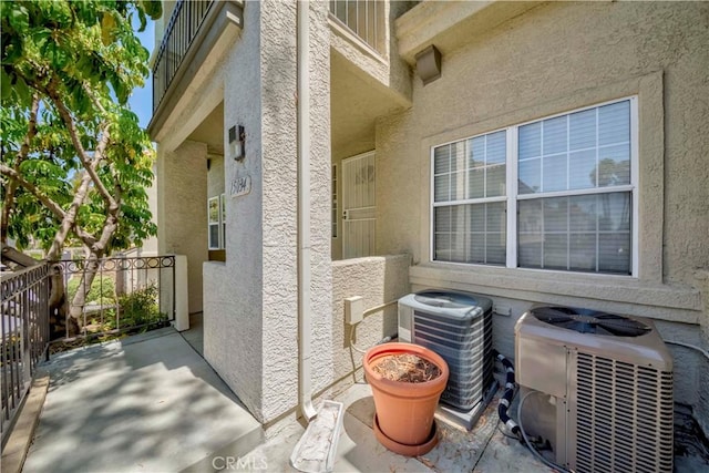 15034 Ocaso Ave, La Mirada, CA 90638 - view of exterior entry featuring stucco siding and a balcony