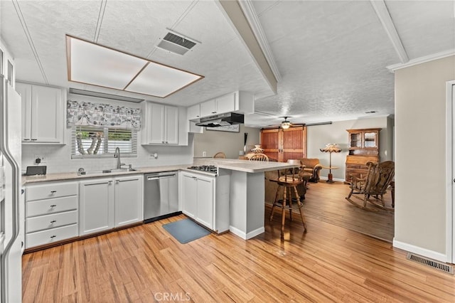 41050 Mohawk Cir, Cherry Valley, CA 92223 - kitchen featuring a peninsula, light countertops, a breakfast bar area, and white cabinets
