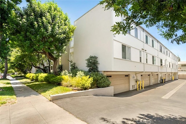 4320 W Kling St Unit 27, Burbank, CA 91505 - view of building exterior with a garage