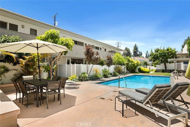4320 W Kling St Unit 27, Burbank, CA 91505 - view of swimming pool featuring a patio and outdoor dining space
