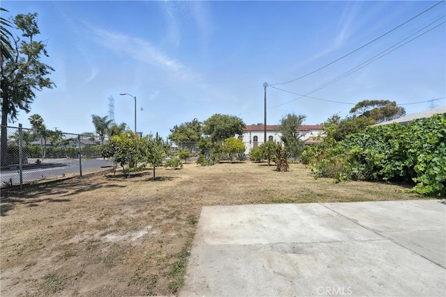 711 E 118th St, Los Angeles, CA 90059 - view of yard featuring a patio