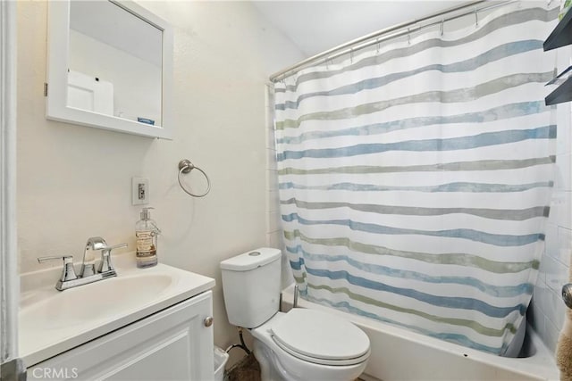 711 E 118th St, Los Angeles, CA 90059 - bathroom featuring shower / tub combo and vanity