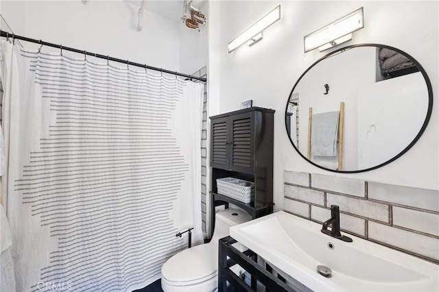 215 W 7th St Unit 1108, Los Angeles, CA 90014 - full bath with vanity, decorative backsplash, and curtained shower