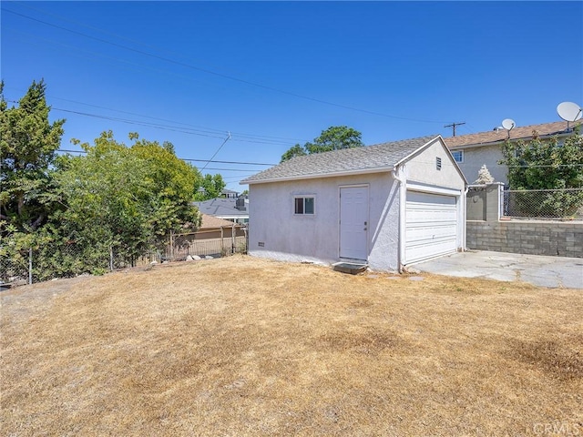 2623 N Parish Pl, Burbank, CA 91504 - view of yard featuring a garage and an outbuilding