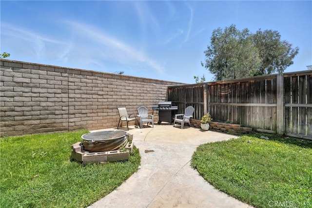 23885 Cheyenne Canyon Dr, Menifee, CA 92587 - fenced backyard with a patio area