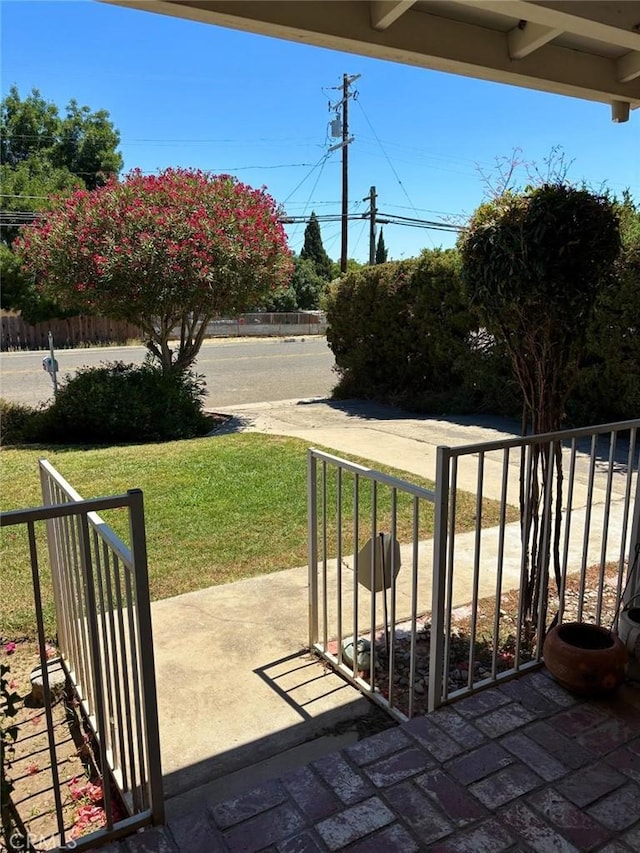 937 E 6th St, Madera, CA 93638 - view of patio