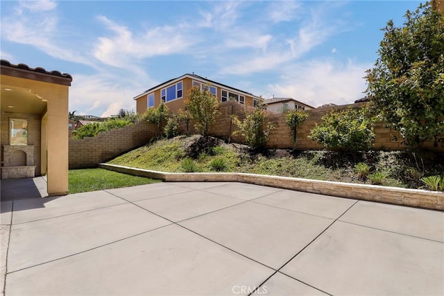 28245 Nield Ct, Saugus, CA 91350 - fenced backyard with a patio area