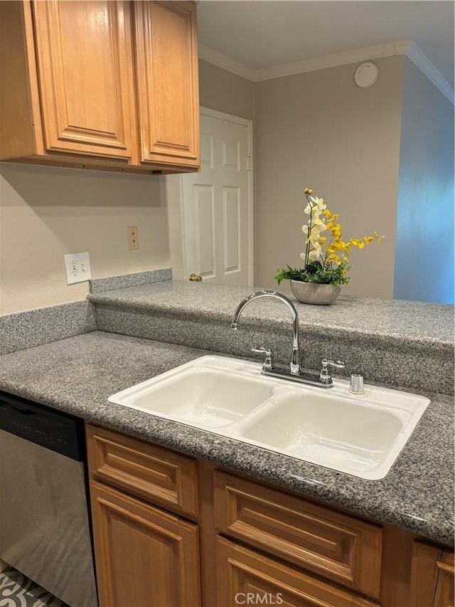 5585 E Pacific Coast Hwy Unit 154, Long Beach, CA 90804 - kitchen with dishwasher and ornamental molding