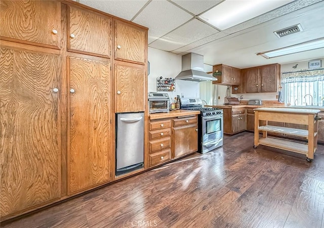 2191 Hilldale Ave, Simi Valley, CA 93063 - kitchen with stainless steel gas stove, range hood, dark wood finished floors, light countertops, and a paneled ceiling