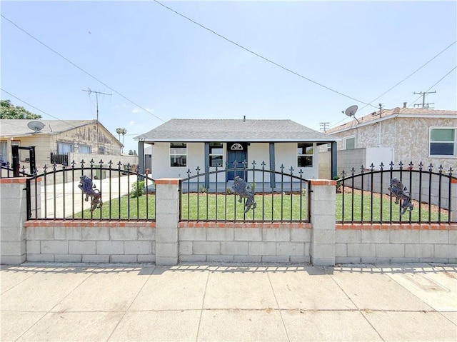 842 W Palmer St, Compton, CA 90220 - bungalow-style home featuring a fenced front yard, a porch, stucco siding, and roof with shingles