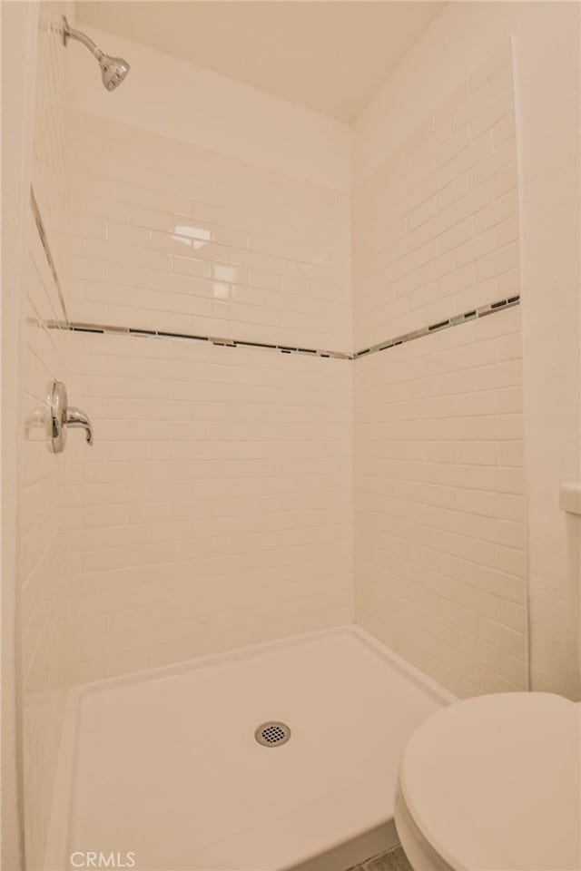 343 E 98th St, Los Angeles, CA 90003 - bathroom featuring toilet and tiled shower