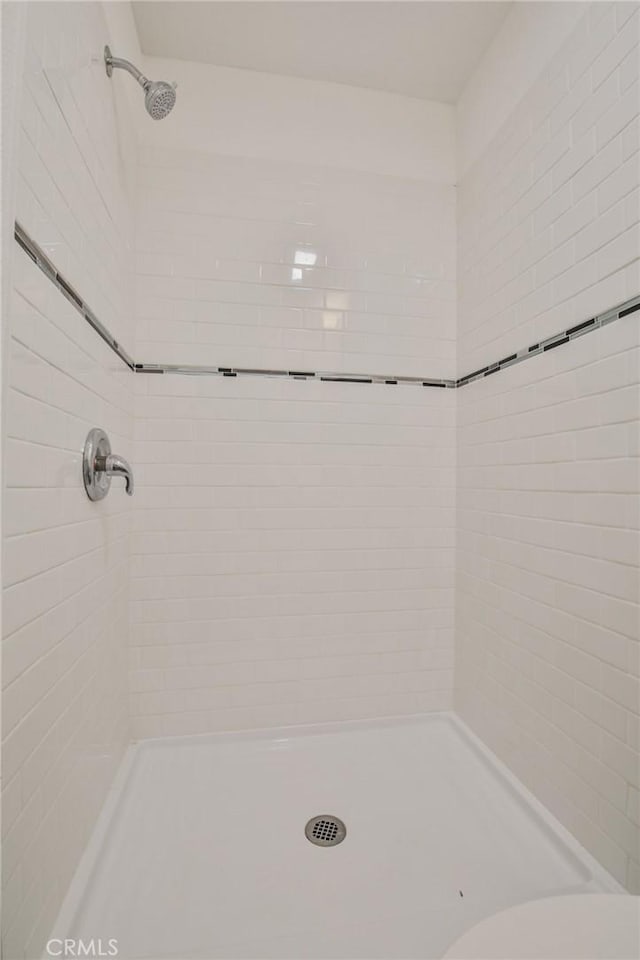 343 E 98th St, Los Angeles, CA 90003 - bathroom with a tile shower