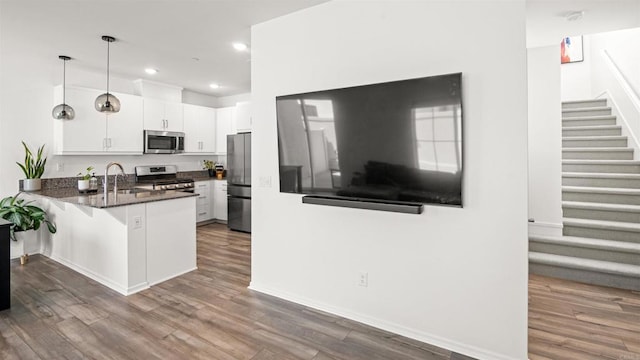 220 Perennial Pl, Fallbrook, CA 92028 - kitchen with appliances with stainless steel finishes, wood finished floors, and recessed lighting