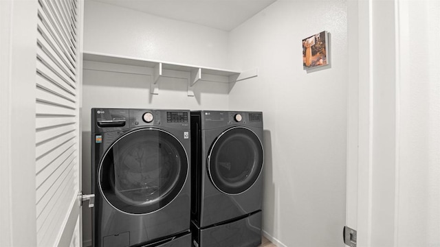 220 Perennial Pl, Fallbrook, CA 92028 - laundry room with washing machine and dryer