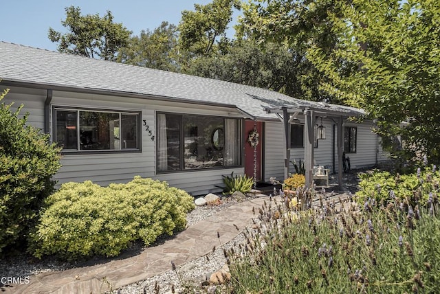 3254 Los Olivos Ln, La Crescenta, CA 91214 - ranch-style house featuring roof with shingles