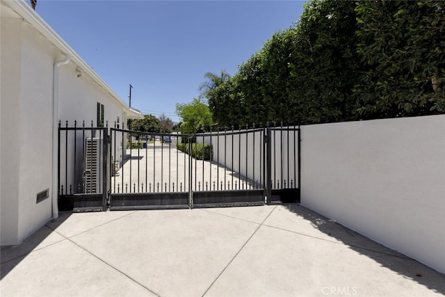 15256 Clymer St, San Fernando, CA 91345 - view of gate