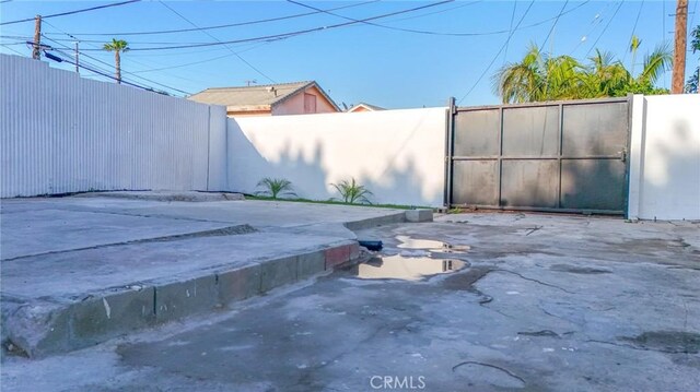 9218 Hooper Ave, Los Angeles, CA 90002 - view of fenced backyard