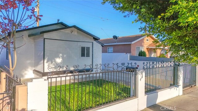 9218 Hooper Ave, Los Angeles, CA 90002 - single story home featuring stucco siding, a fenced front yard, and a gate