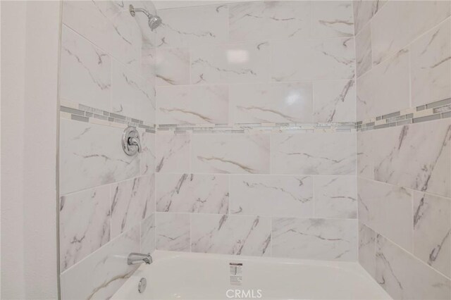 9218 Hooper Ave, Los Angeles, CA 90002 - full bath with bathing tub / shower combination