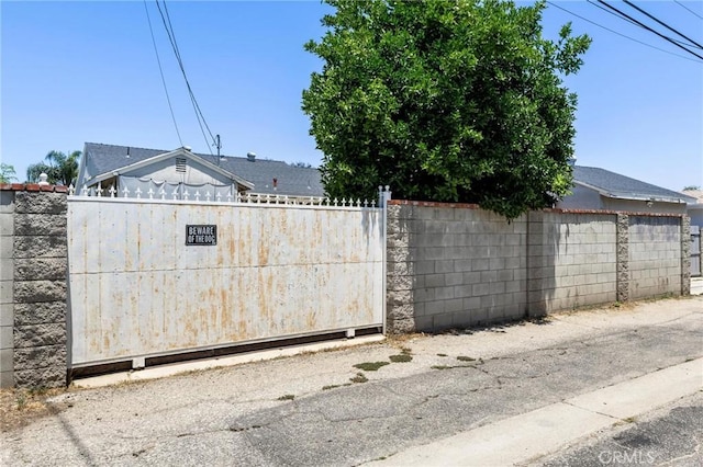 16728 Los Alimos St, Granada Hills, CA 91344 - view of gate