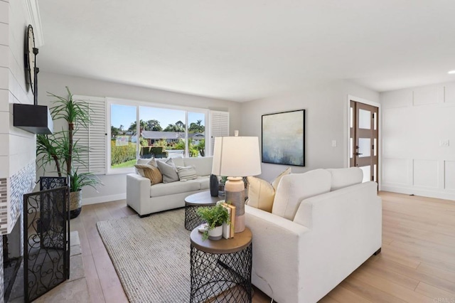 1358 Walnutview Dr, Encinitas, CA 92024 - living room with light wood-type flooring and baseboards