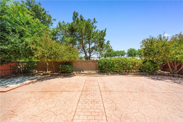 39886 Worthington Pl, Temecula, CA 92591 - fenced backyard with a patio area