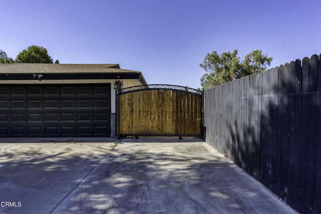 6100 Carter Ave, Bakersfield, CA 93308 - garage featuring a gate and concrete driveway