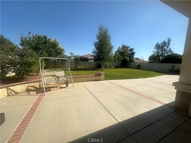 1185 Lantana Rd, Beaumont, CA 92223 - fenced backyard featuring a patio