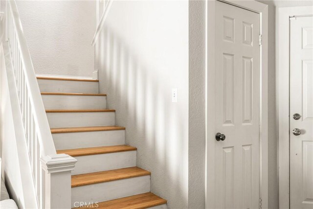 24343 Landover Rd Unit 139, Laguna Hills, CA 92653 - staircase with a textured wall