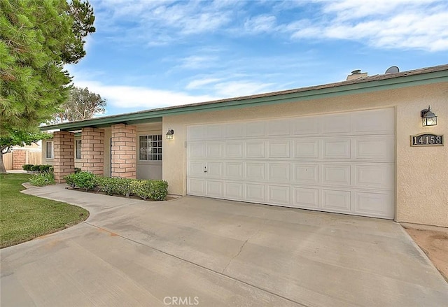 14158 Tu Su Cir, Apple Valley, CA 92307 - garage featuring driveway