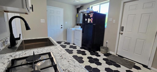 4141 Willow Trl, Frazier Park, CA 93225 - laundry area with independent washer and dryer and baseboards