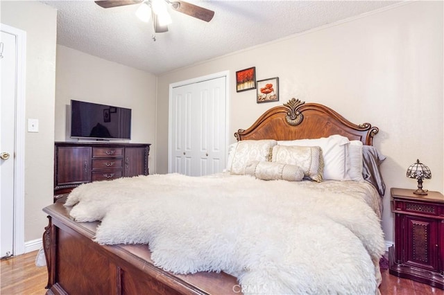 14724 Maclay St, San Fernando, CA 91345 - bedroom with wood finished floors, a closet, a textured ceiling, and a ceiling fan