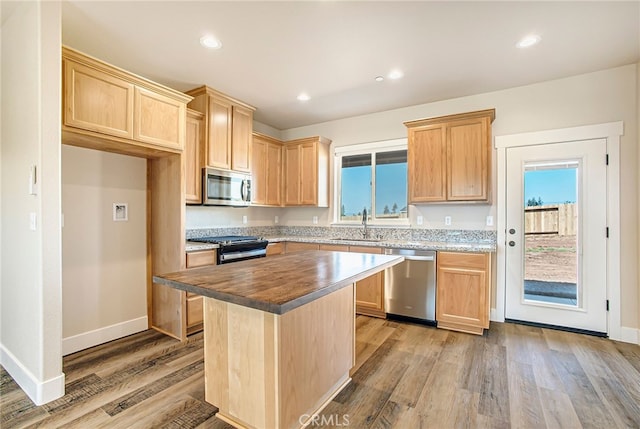 836 Regnier Ln, Paradise, CA 95969 - kitchen with appliances with stainless steel finishes, light brown cabinetry, light wood-type flooring, a kitchen island, and recessed lighting