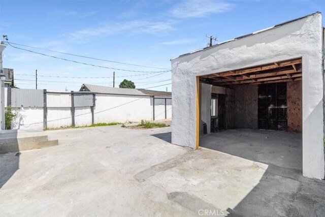 727 E 94th St, Los Angeles, CA 90002 - view of garage