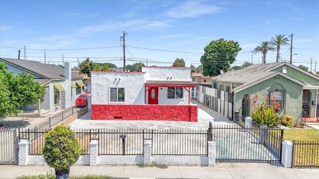 727 E 94th St, Los Angeles, CA 90002 - view of front of home with stucco siding and a fenced front yard