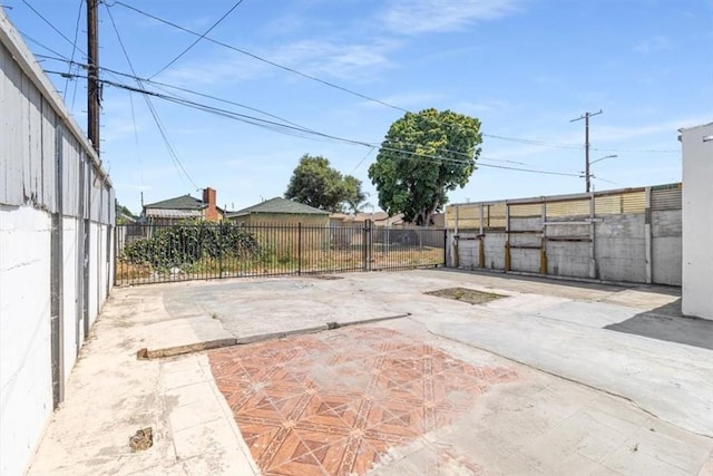 727 E 94th St, Los Angeles, CA 90002 - fenced backyard featuring a patio