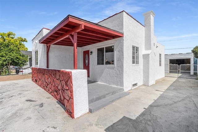 727 E 94th St, Los Angeles, CA 90002 - view of front of house with stucco siding and a chimney