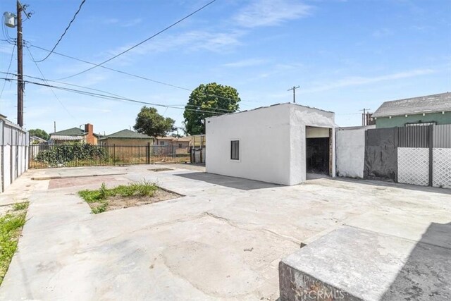 727 E 94th St, Los Angeles, CA 90002 - view of patio