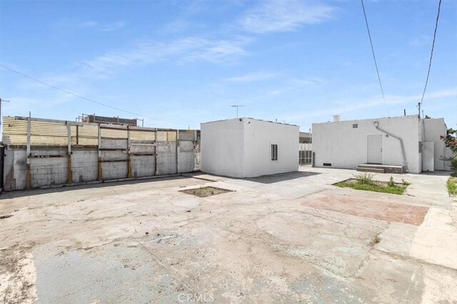 727 E 94th St, Los Angeles, CA 90002 - view of yard