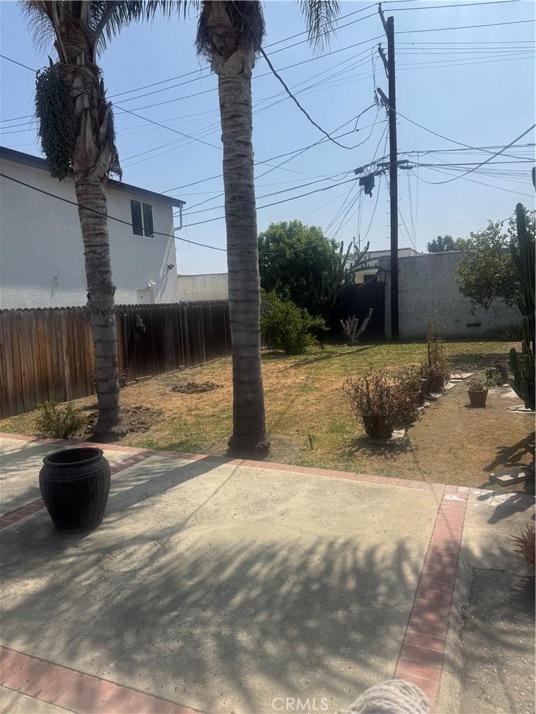 3500 S Norton Ave, Los Angeles, CA 90018 - view of yard with a patio area