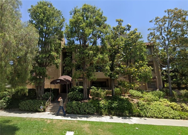 640 S Lake Ave Unit 306, Pasadena, CA 91106 - view of front of house with a front yard and stucco siding