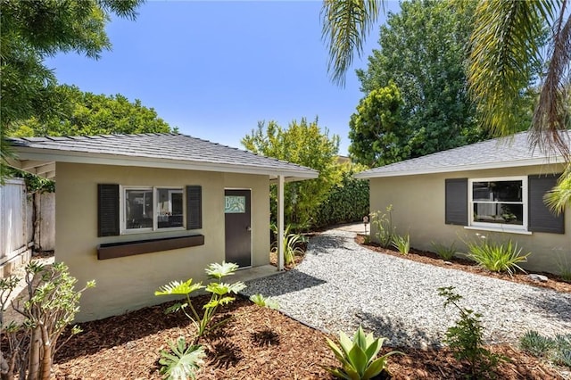 1544 3rd St, Manhattan Beach, CA 90266 - view of side of home with stucco siding