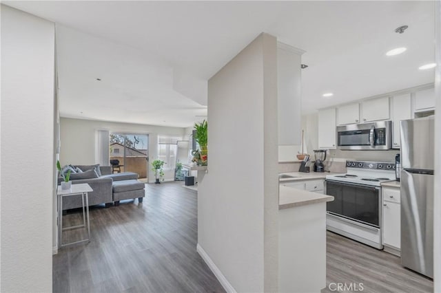 3623 Legato Ct, Pomona, CA 91766 - kitchen featuring stainless steel appliances, white cabinetry, light wood finished floors, light countertops, and recessed lighting