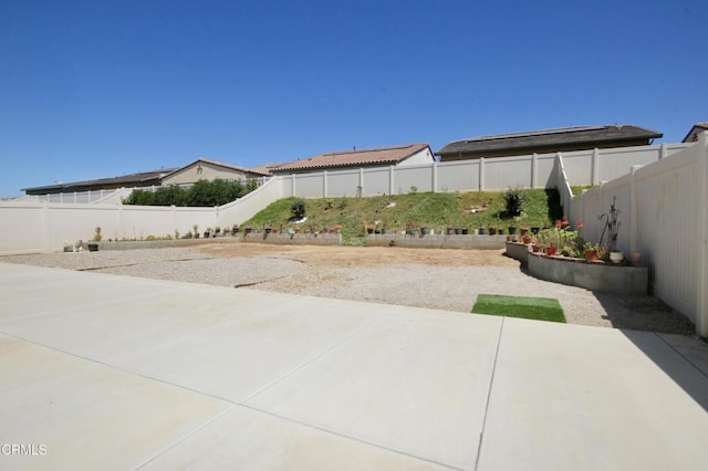 1622 Trailview Dr, Beaumont, CA 92223 - fenced backyard featuring a patio